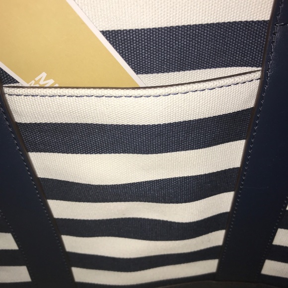 BNWT Navy & White Striped Michael Kors Hand Bag - Picture 8 of 8